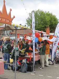 902327 Gezicht op een kraam van de muziekvereniging 'De Bazuin de Meern' op het grote parkeerterrein aan het begin van ...